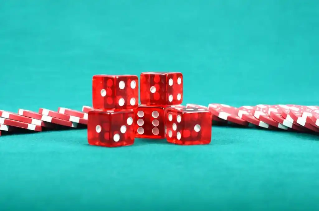 Antarmuka Ceme Online di aplikasi mobile abastoto dengan kartu dealer dan pemain